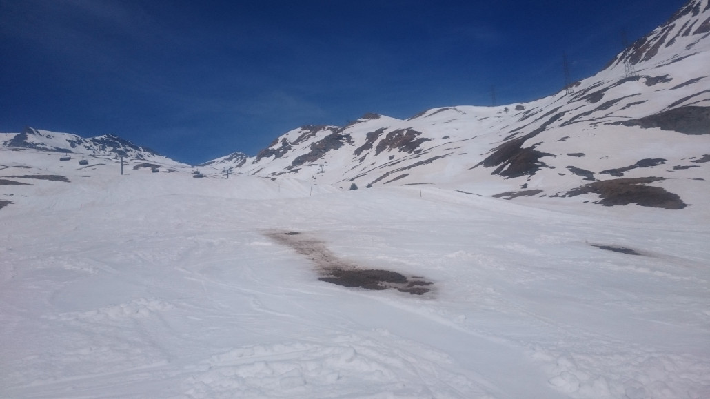 Nach der Ruschein Hütte gibt es schon ein paar Löcher in der Sattelpiste.