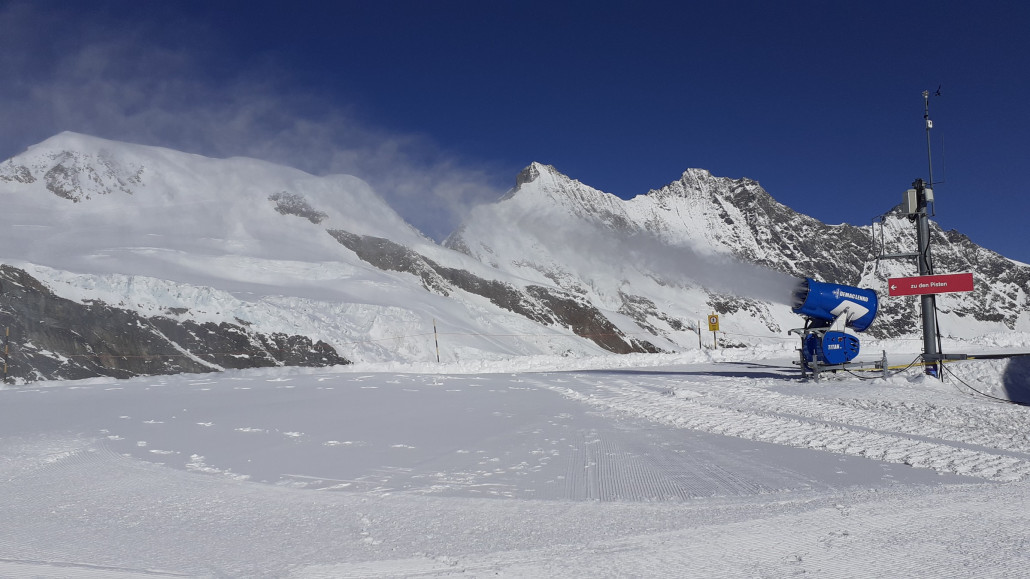 Wohl eine der höchstgelegenen Schneekanonen auf  dem Mittelallalin -Plateau auf 3456m Höhe