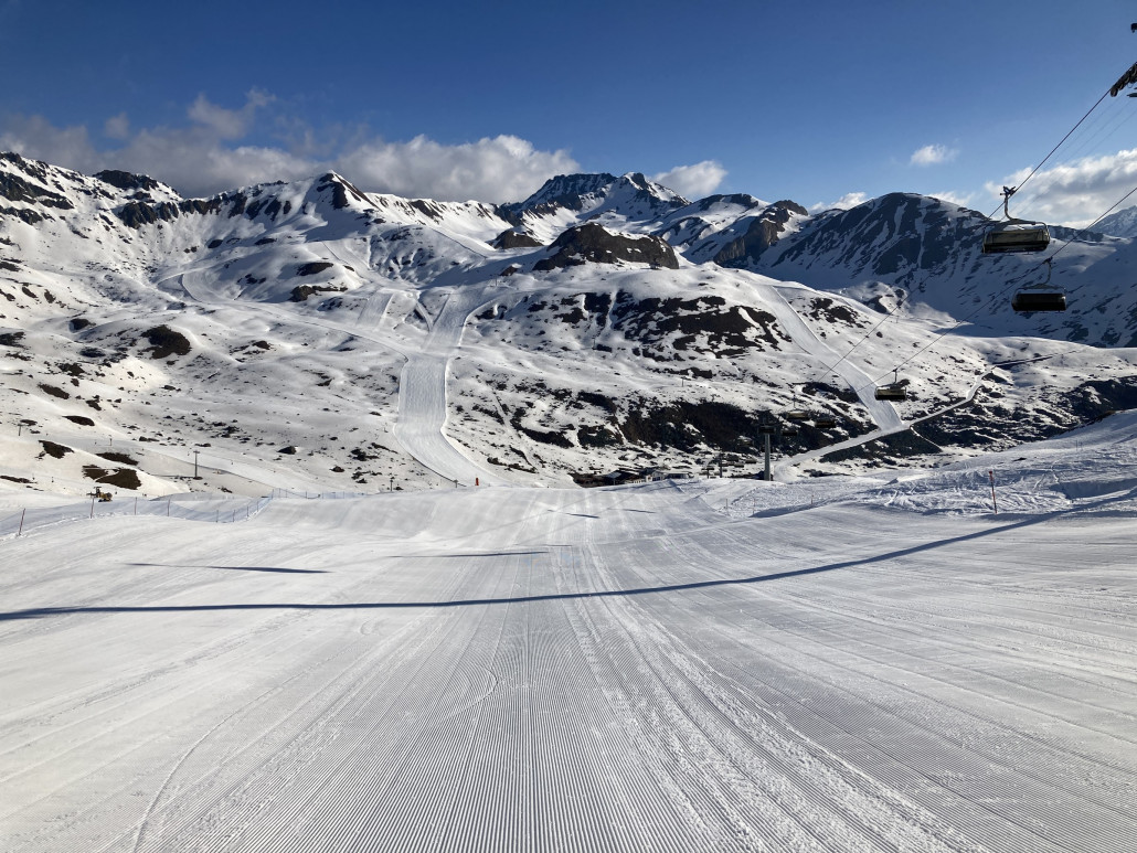 Heute sind wir früh gestartet. Bereits um 08:29 Uhr konnte ich dieses Bild aufnehmen. Da die anderen Bahnen um diese Uhrzeit noch nicht liefen beziehungsweise erst ausgaragiert wurden, gab es hier eine Wiederholungsfahrt. Die Piste war sehr hart, Fussmassage inklusive...