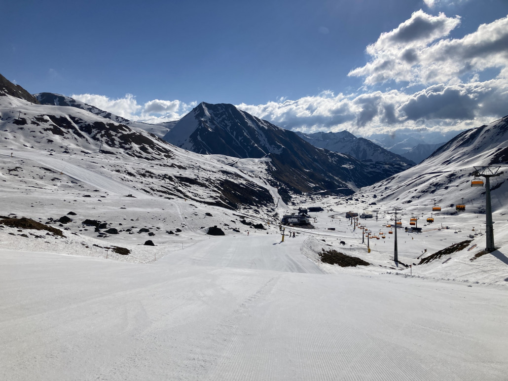 Die erste Abfahrt am Flimsattel erwischten wir noch leer. Bei der zweiten Bergfahrt mit ebendieser Bahn stürmten bereits die Leute aus Ischgl die Samnauner Seite.