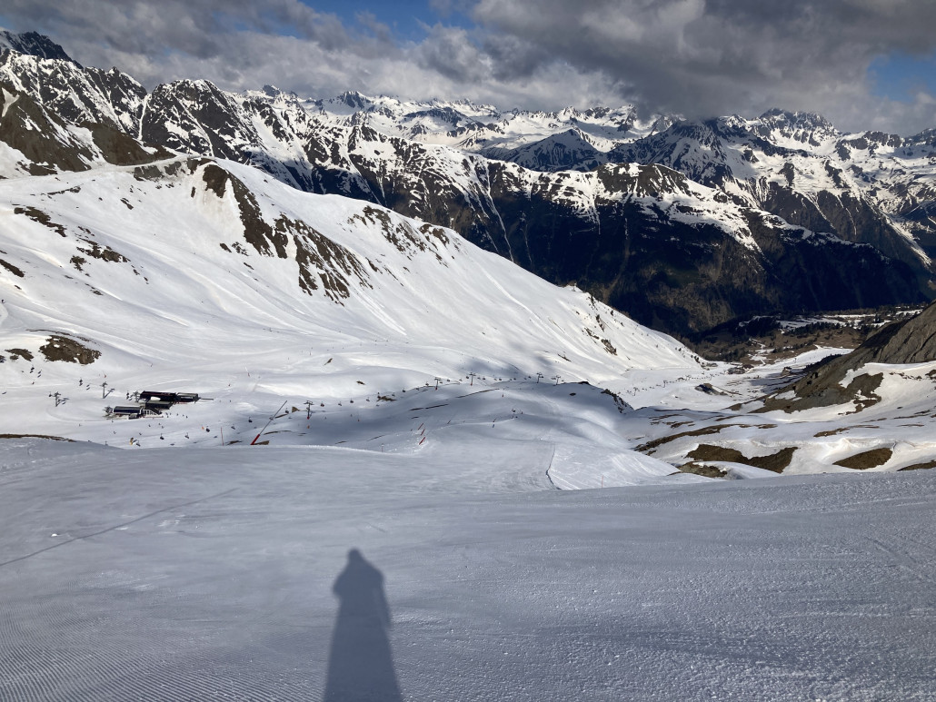 Eigentlich wollte ich auf die 14c, aber die 14a und 14c werden leider nicht mehr präpariert. So nahmen wir halt die 14b. Am Morgen noch extrem glatt. Am Nachmittag noch immer hart, aber ok. So einige Personen waren ob des Zustands massiv überfordert. In solchen Situationen überkommt mich jeweils eine Mischung aus Belustigung, Unverständnis und "Angst"...