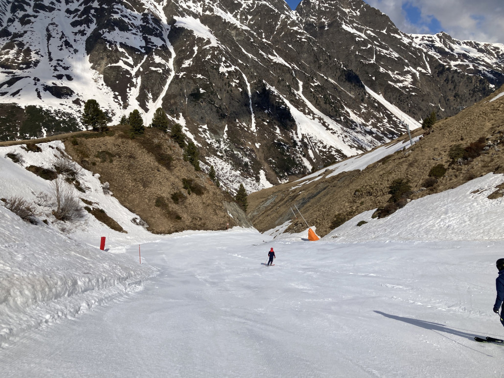 Der obere Teil der Gampenabfahrt gefiel mir sehr gut. Der untere, schmale Abschnitt zeigte sich hingegen in mässigem Zustand. Vor allem überzeugte die Präparierung überhaupt nicht.