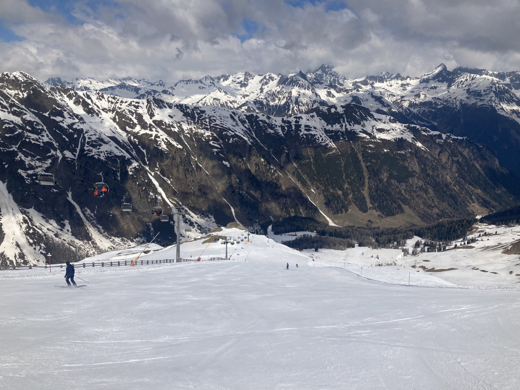 Die Piste des Tages! Die 35 an der Höllspitzbahn. Oben zwar noch sehr hart, unten raus aber tipptopp. Zudem morgens leer und die Abfahrt ist schön lang.