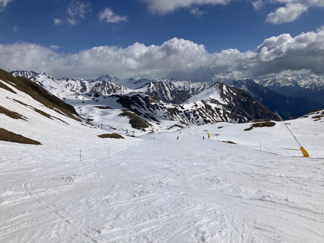 Eine Abfahrt an der Greitspitze legten wir ungewollt ebenfalls ein.  Dies, da die direkte Variante von der Bergstation der Lange-Wand-Bahn zur 13 sehr offensiv gesperrt war (Schneewall, Absperrung). Dank Exposition schon weich und zerfahren. Die Abfahrt sagt mir generell nicht so zu. Zudem ziemlich kurz. Die 70a im unteren Bereich ist aber noch nett.