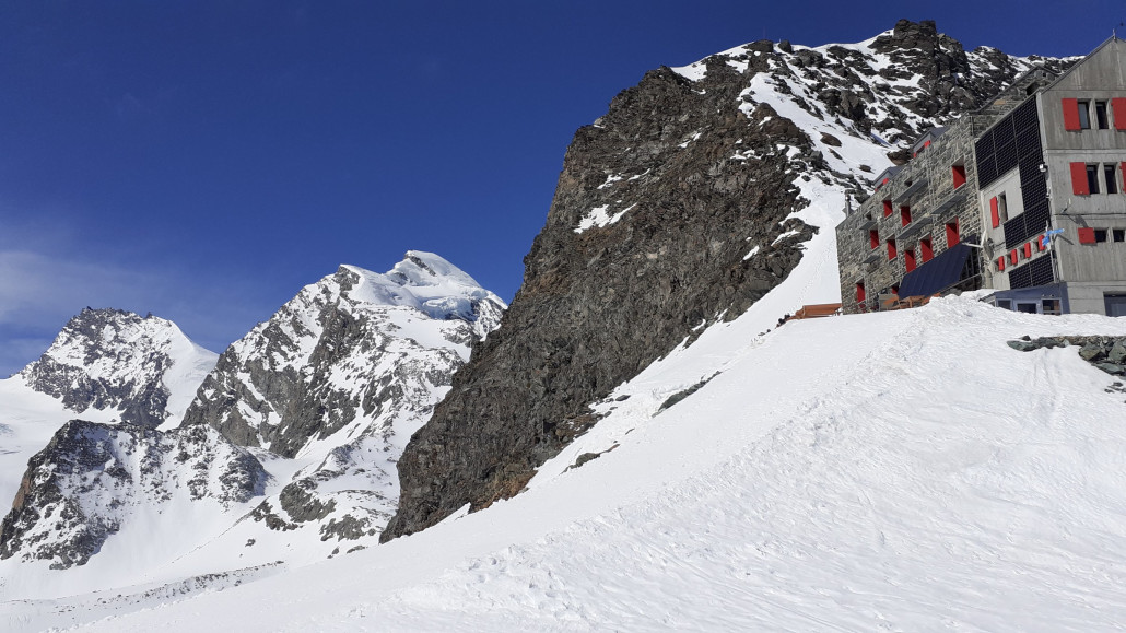 Britanniahütte mit Rimpfischhorn und Allalinhorn