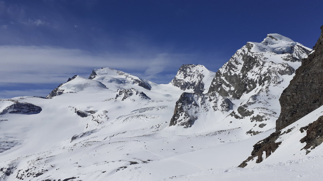 Aussicht von der Britanniahütte auf (von links) Fluchthorn, Strahlhorn, Rimpfischhorn und Allalinhorn