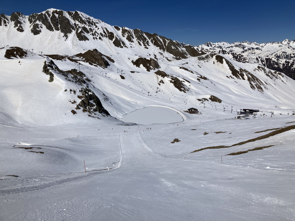 Piste 15. Sehr nett. Nur schade, dass man viel Weg auf dem vorangehenden Zieher verheizt. Auf der Piste waren drei, vier richtige Eisplatten versteckt. Ansonsten in einem sehr guten Zustand. Morgens hart, nachmittags aufgefirnt aber aufgrund des geringen Andrangs praktisch nicht verfahren.