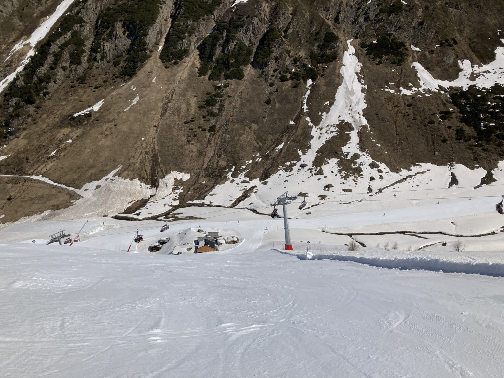 Die 4a weist ein ordentliches Gefälle auf. Im vergleich zur 4 wurde dieser Abschnitt im Tagesverlauf weich. Da wenig Leute hier fahren, bildeten sich aber keine Hügel.