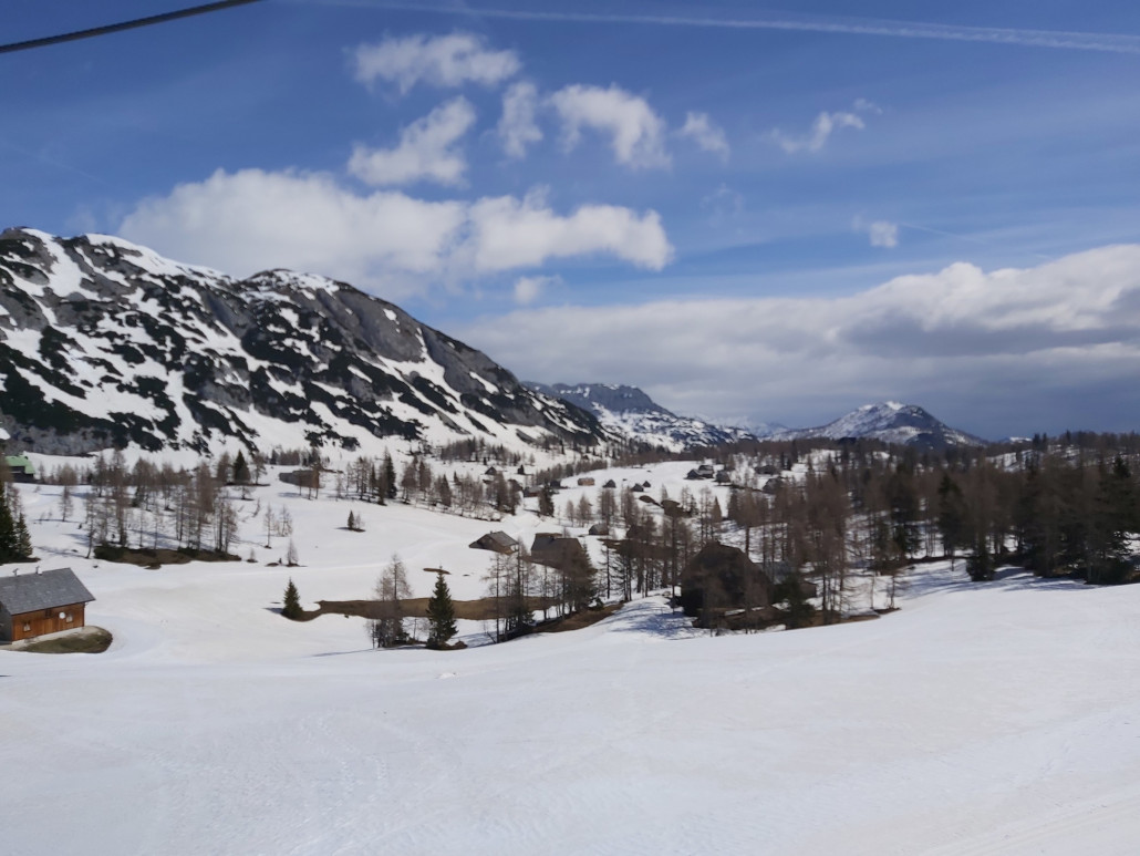 Auf der Alm noch gut Schnee.