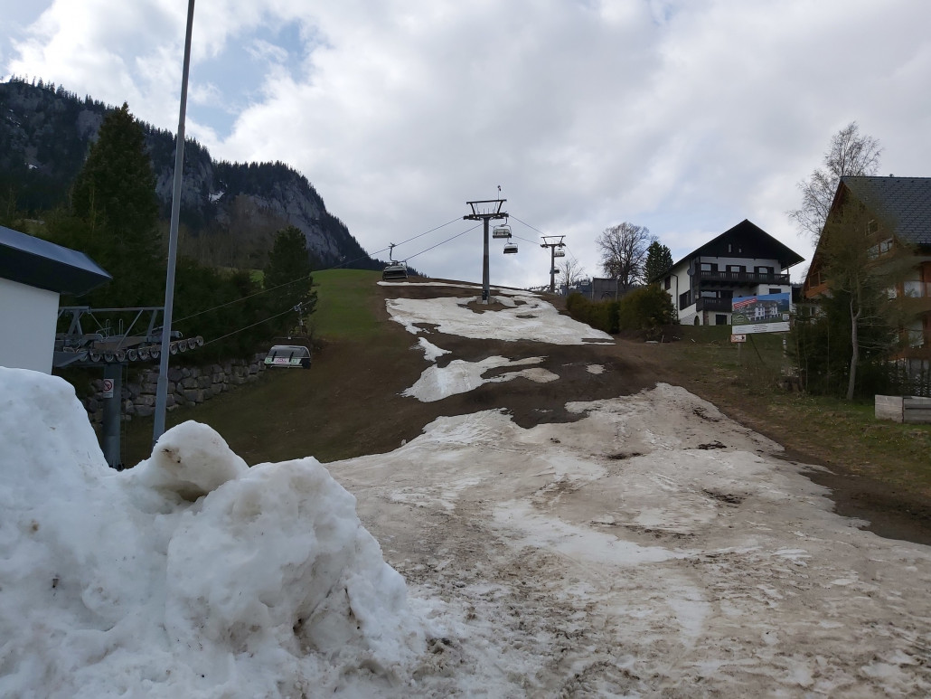 Bei der Stütze rechts und dann links rüber.