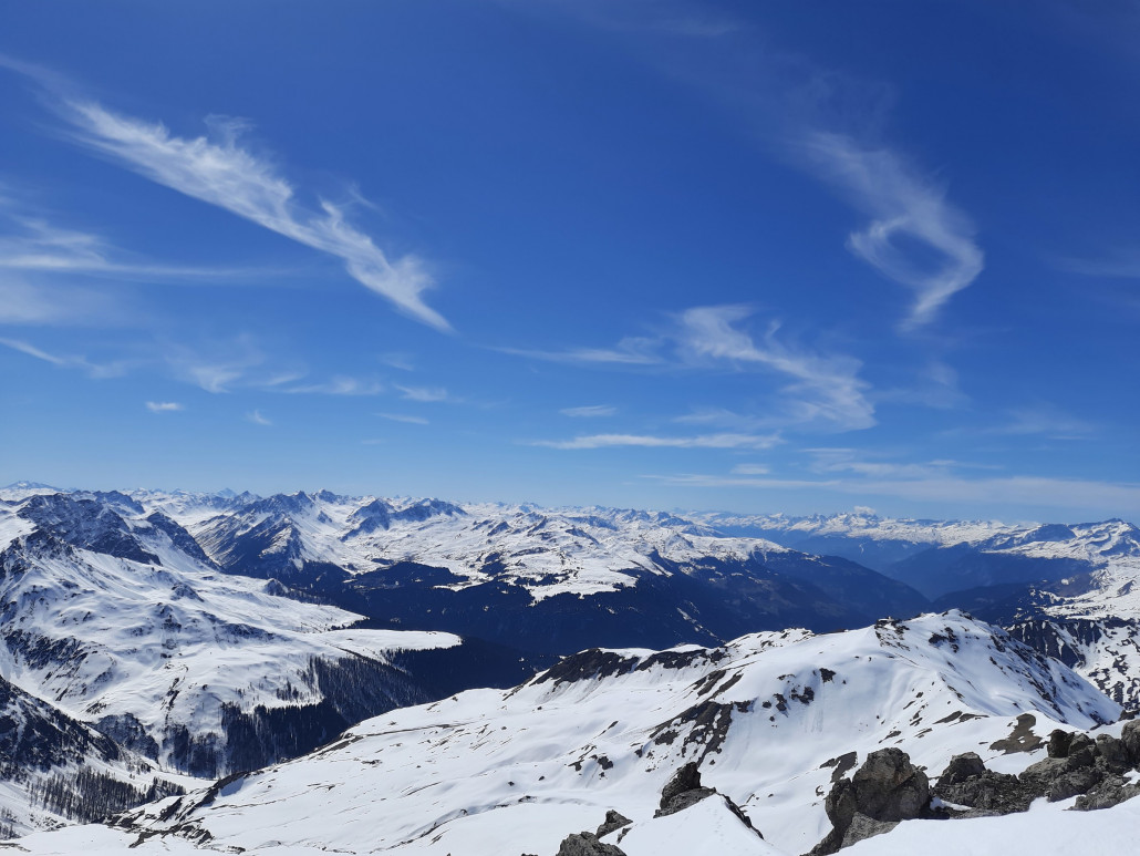 Pano von ganz oben. In der Mitte wohl der Kessel von Arosa. Wozu gehört das Schneeband rechts-hinten? Flims?