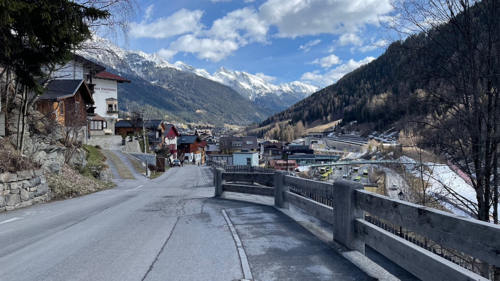 Blick rückwärts Richtung Ort St. Anton und Bahnhof (rechts). Schon lustig, wie der nur kurz aus beiden Richtungen jeweils aus einem Tunnel rauskommt.