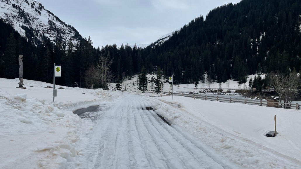 Bushaltestelle beim Stausee. Alles etwas eisig.