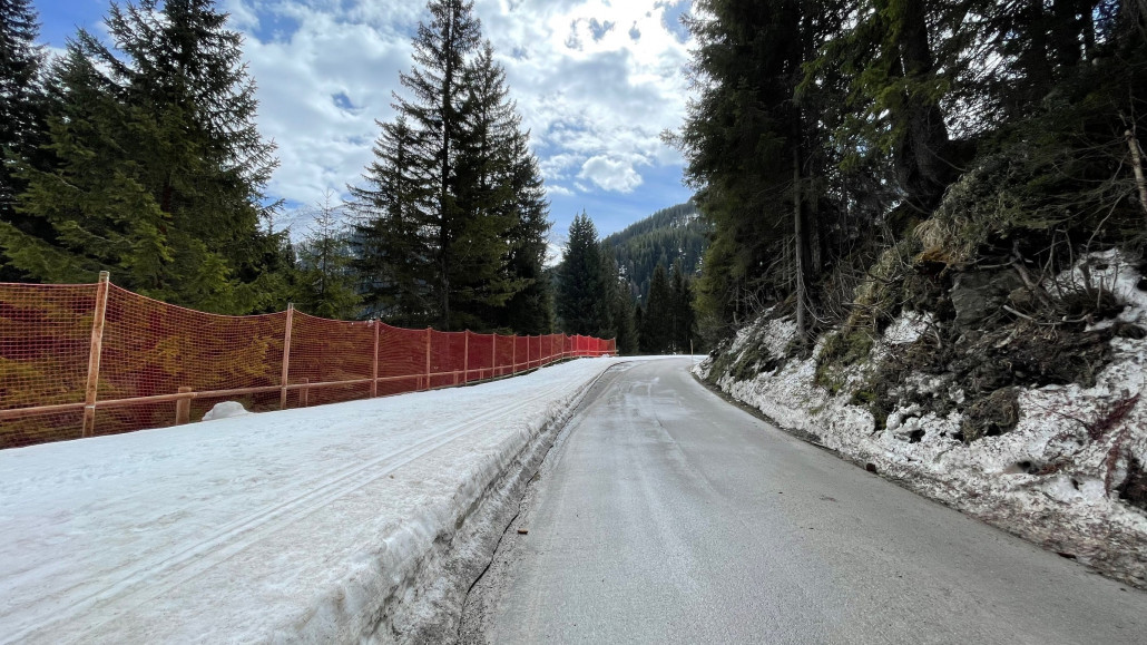 Links die Langlaufloipe (außer Betrieb)