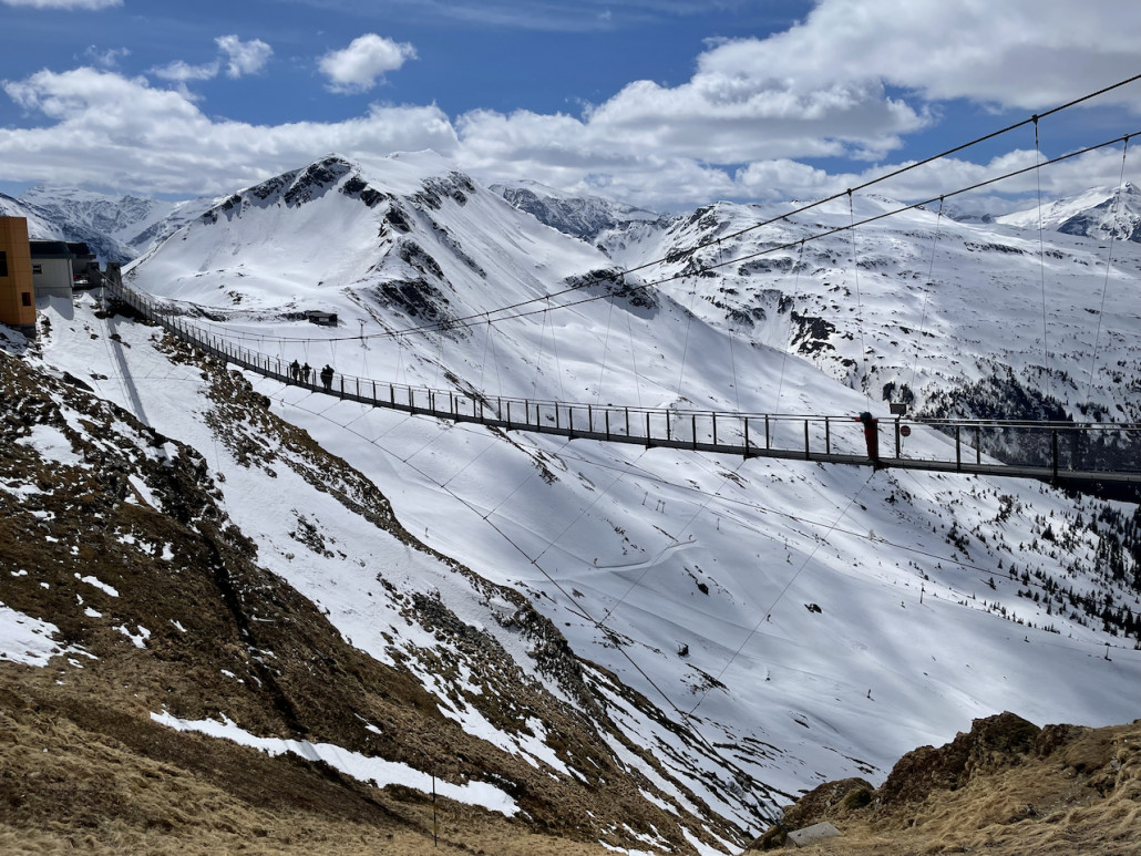 Die Hängebrücke gibt spektakuläre Ausblicke, auch wenn es ganz sicher keinen "Thrill" gibt, wenn man sie benutzt. Da ist das Marketing ein wenig über das Ziel hinausgeschossen.