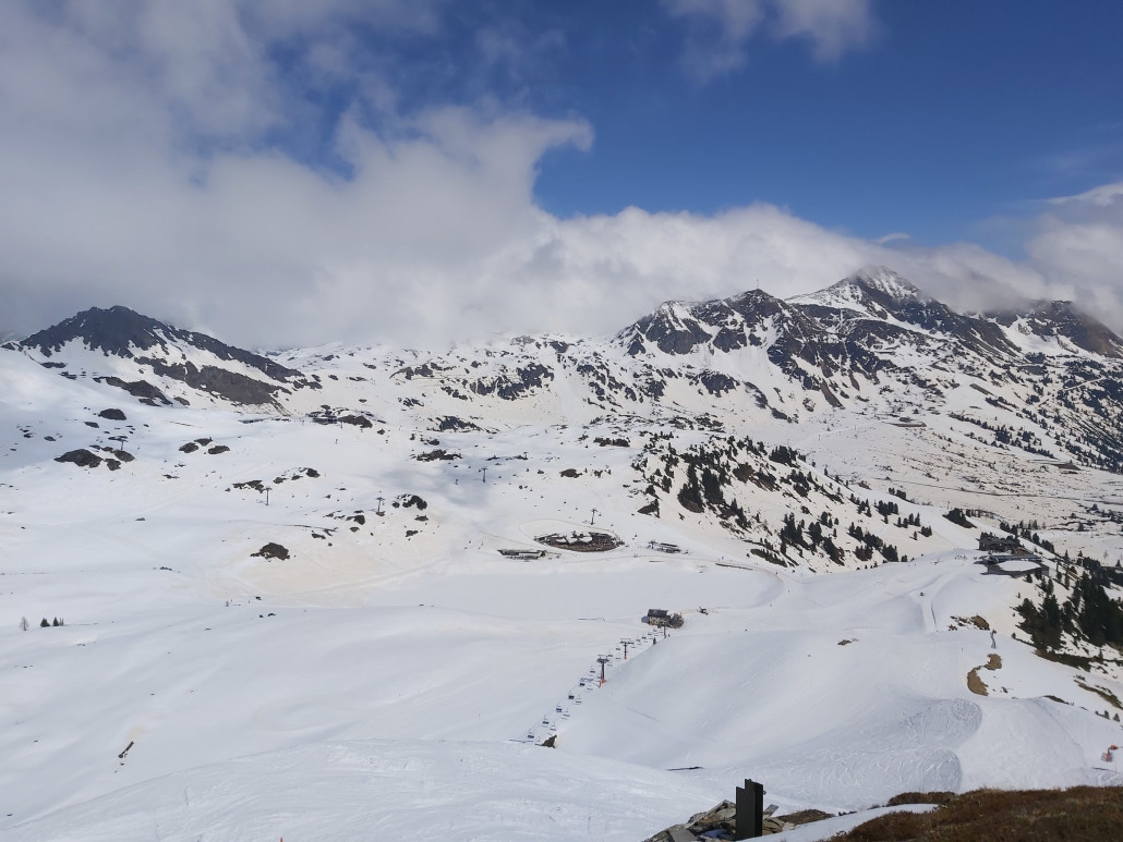 Die Musik von der Hütte da unten hört man bis hier hoch.