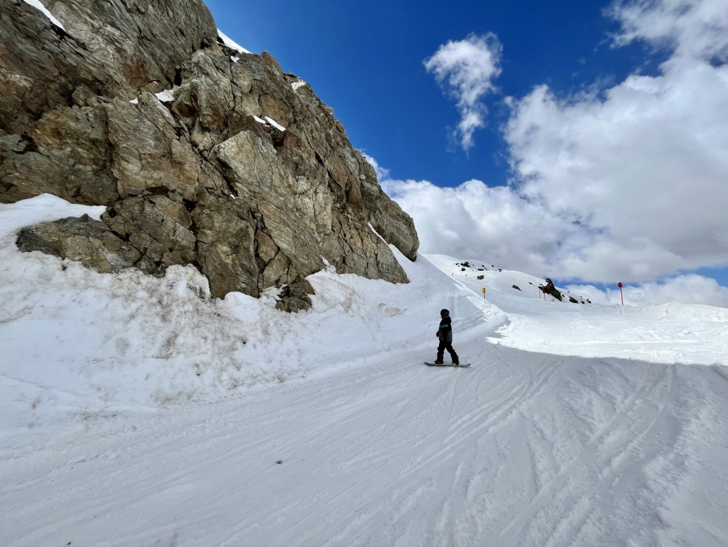 Einfahrt ins Velill mit ein paar Steinen