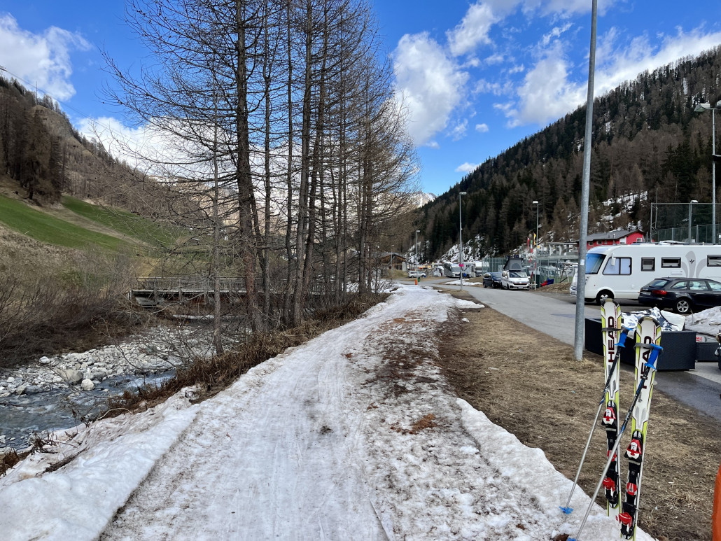 schmaler Ziehweg im Dorf