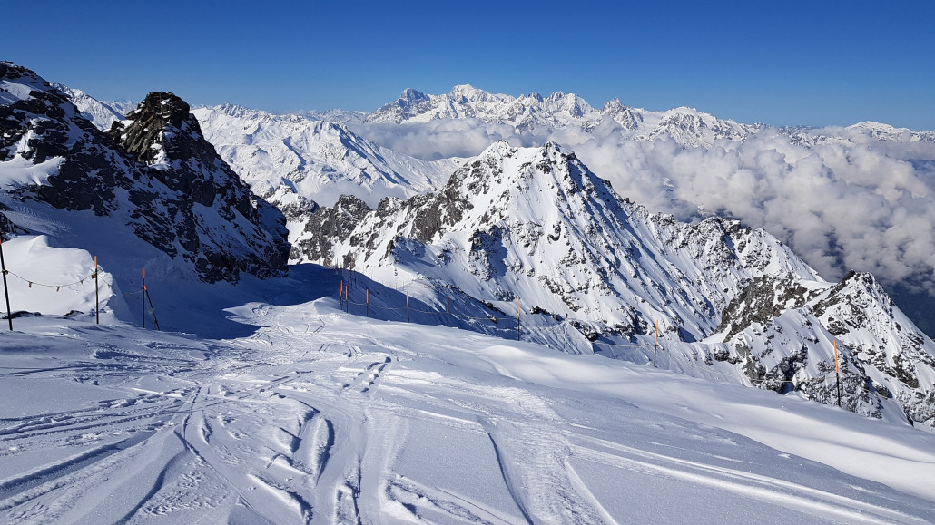 Feiner pulvriger Neuschnee über Nacht, der sich auf der Mont Fort-Abfahrt ganztags hielt
