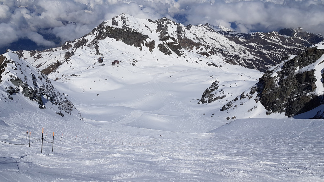 Buckel am Mont Fort gar nicht so hoch, allerdings unruhig-eisig. Dafür knapp 10 cm feiner Neuschnee obendrauf