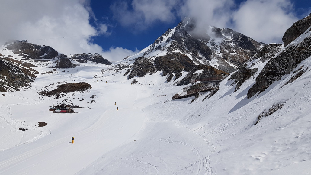 Attelas hätte auch noch mehr als genug Neuschnee gehabt, aber lohnt sich wohl nicht, wenn selbst die geöffneten Anlagen an einem sonnigen Sonntag nicht ausgelastet sind.