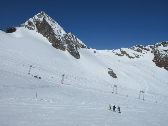 2-SL Daunferner, im Hintergrund der 2-SL Daunscharte, links im Hintergrund die Stubaier Wildspitze (3.340 m)