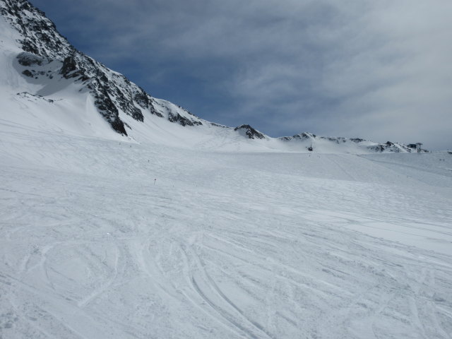 Fernau-Mauer-Skiroute, rechts im Hintergrund die Bergstation des 6-CLD-B Fernau (3.063 m)
