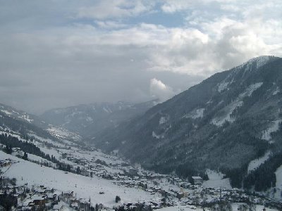 Blick auf Saalbach vom Bernkogel aus
