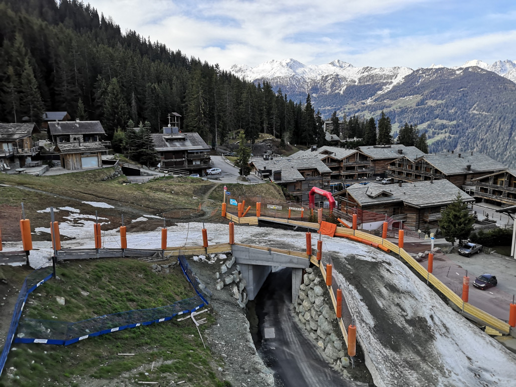 Schlusskurve der Talabfahrt - viel Schnee hat es nicht mehr.