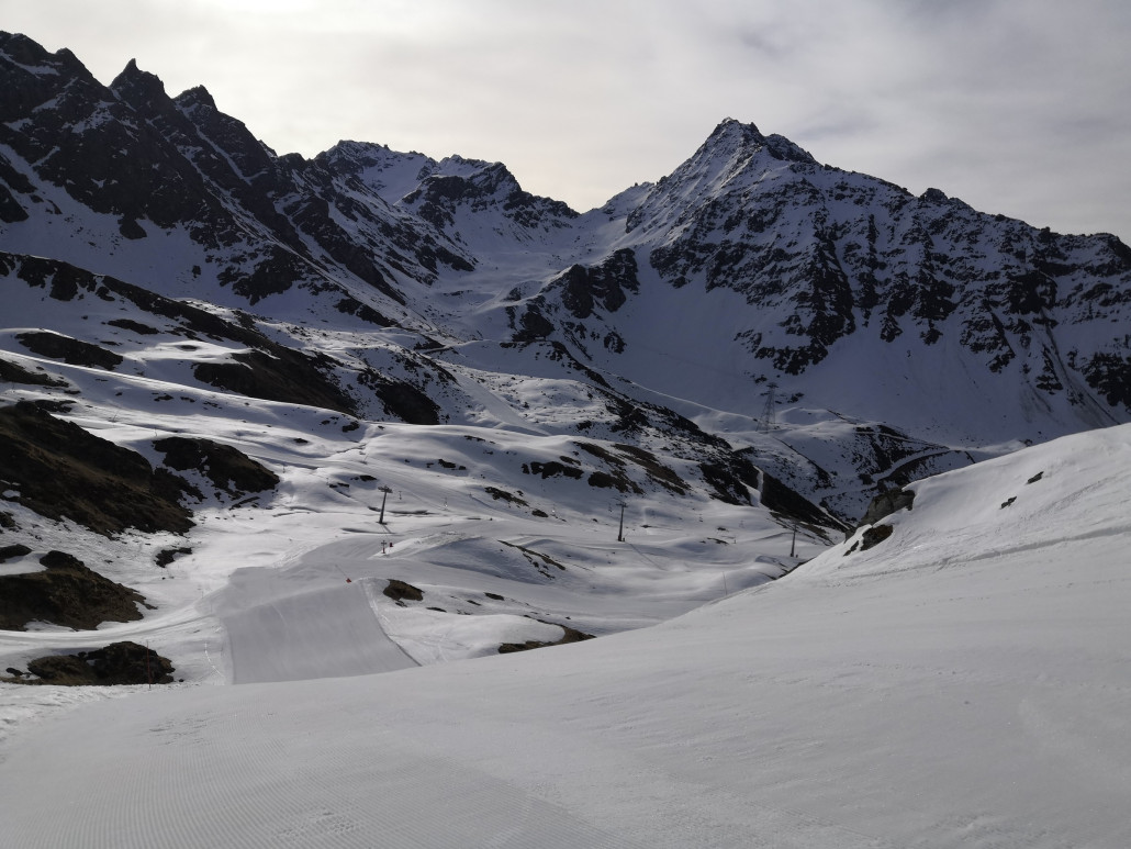 Erste Abfahrt um 08:42 Uhr hinunter Richtung La Chaux.