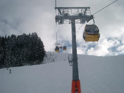 Lezter Hang der Westabfahrt mit den schönen gelben Gondeln