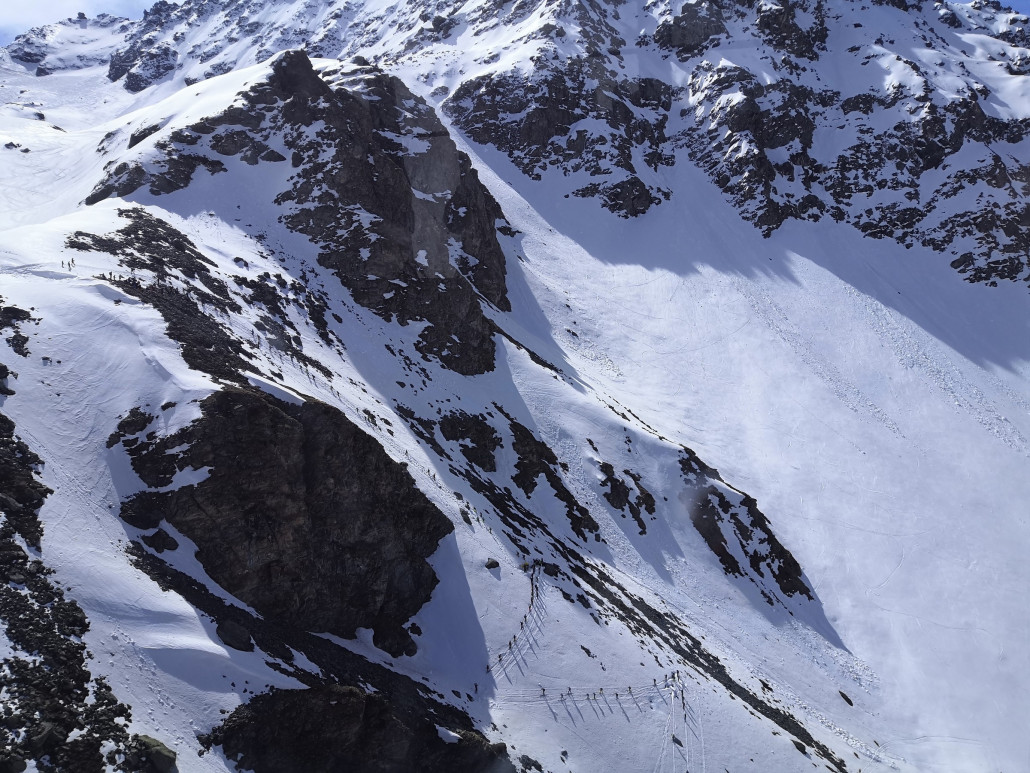 Zwischendurch müssen die Skis auf den Rücken geschnallt werden und "hochgeklettert" werden.