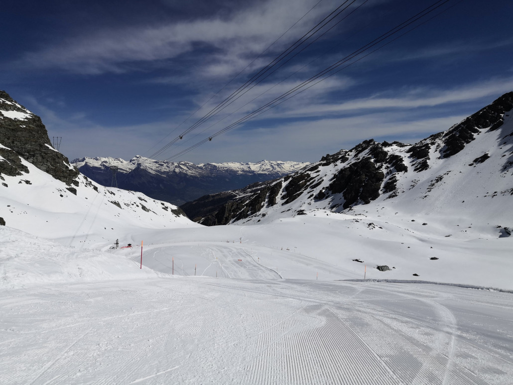 Auch die Piste am Tellerlift will einmal gefahren werden. Die PB von Tortin hoch ist grundsätzlich auch noch offen - aber aufgrund der geschlossenen Route fährt sie kaum jemand/niemand.