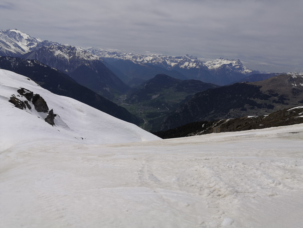 Auf der geschlossenen Hintenrum-Piste Richtung Tal - hier hat es noch Schnee.