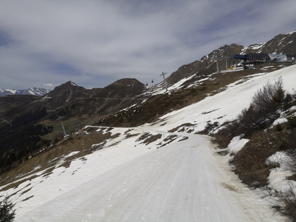 Hier käme die beschneite Talabfahrt von rechts rein.