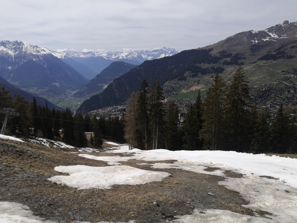 Nach dem Restaurant Mayentzet wird der Schnee wieder weniger. Am rechten Pistenrand geht es aber noch.