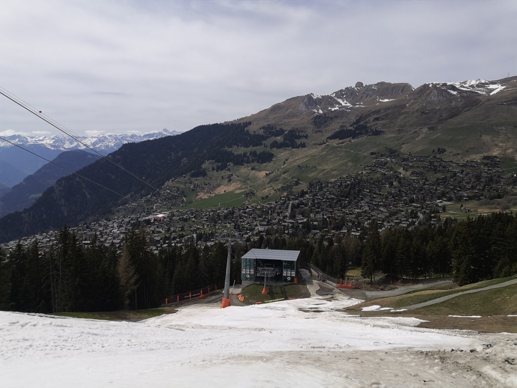 Etwas weiter käme man zwar noch, aber unten links beginnt die schneefreie Traverse.