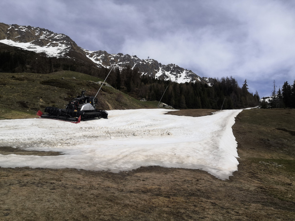 Theoretisch hätte man sich noch etwas Fussweg sparen können, wenn man die andere Piste genommen hätte. Aber die war nicht mehr ganz durchgehend im oberen Bereich.
