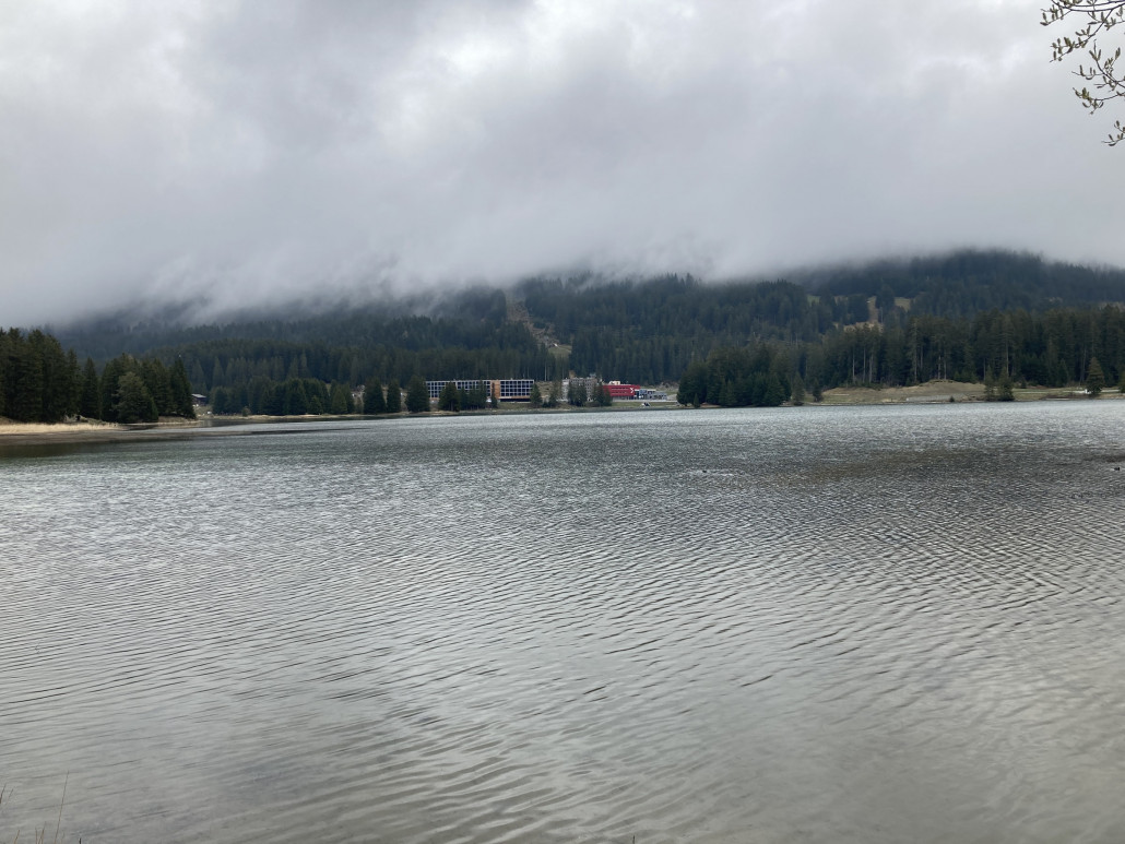 Blick über den See zur Talstation der Rothornbahn