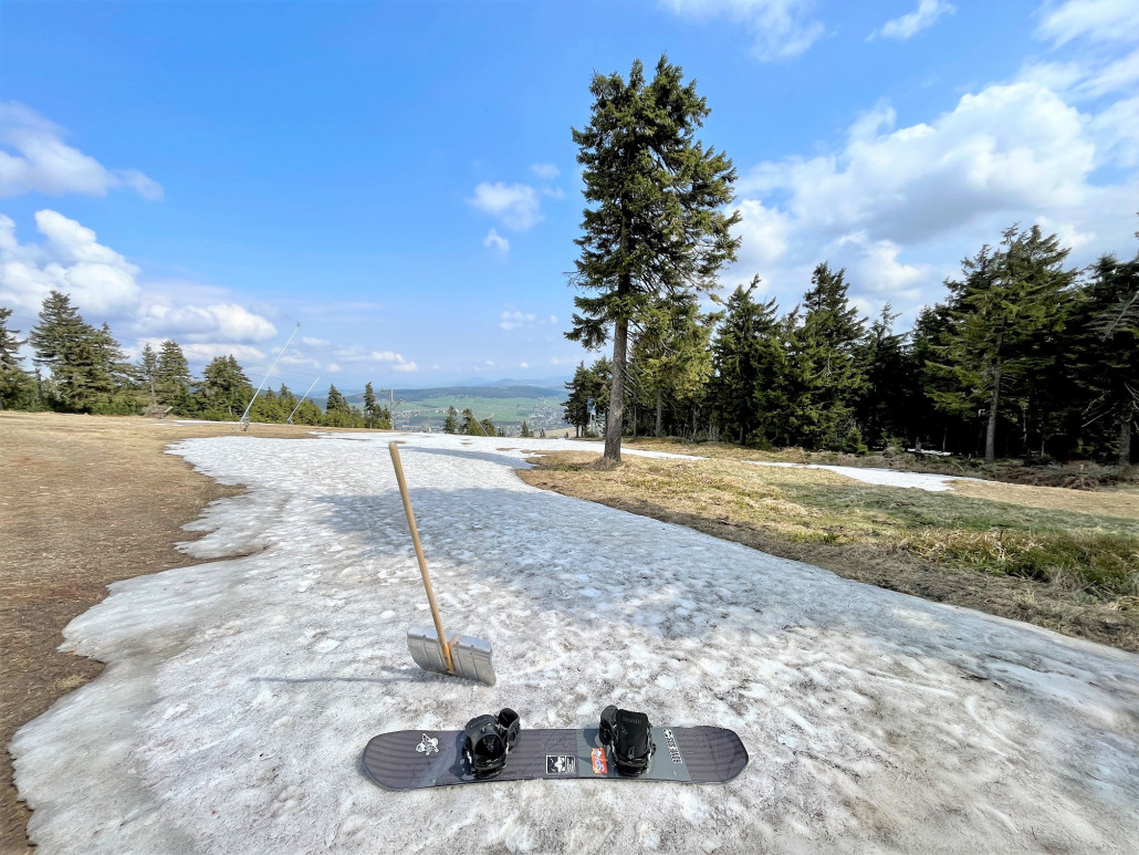 Gestartet sind wir am Berg, nur etwa 20m unterhalb des Plateau in Richtung KSSL und 4SB SUZUKI beginnt das erste Schneefeld
