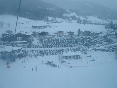 Talstation Asitzbahn mit gut gefülltem Parkplatz