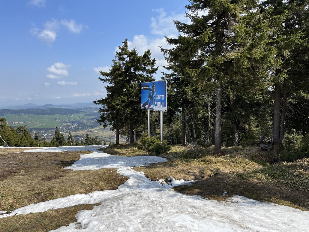 3min später ist die erste Schneebrücke geschaufelt, eine weitere 2m lange Lücke schließen wir auch noch und erreichen kurz darauf...