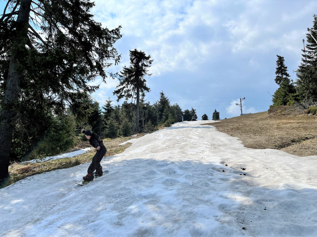 ...den schattigen Teil der Piste wo die Schneereste schon reichlicher sind