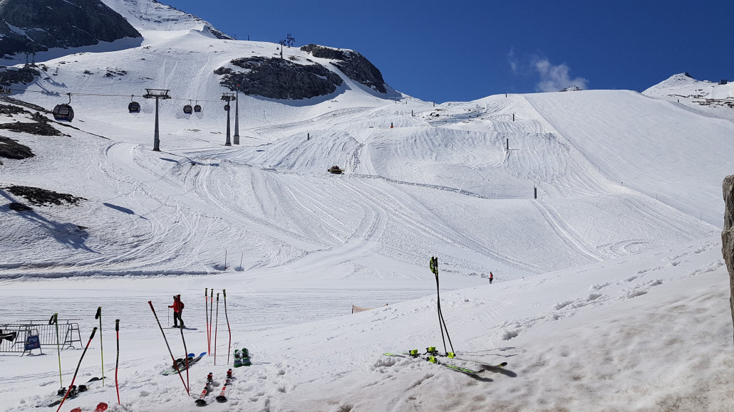 Am Hang oberhalb des TFH wird intensiv gearbeitet und Schnee verschoben