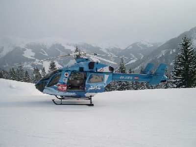 Hier etwas für die Technickfans. An der Rosswaldhütte war ein Verletzter und die Skifahrer wurden oberhalb am Hubschrauber vorbeigeleitet. Hat eine nette Bemalung der eigene Hubschrauber der Saalbacher