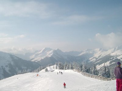 Vom Sunliner rübergestapft zur Bergstation des Hasenauer 4er`s. Keine Lust auf den lahmen Lift gehabt und nun über die Piste rüber zur Hochalm