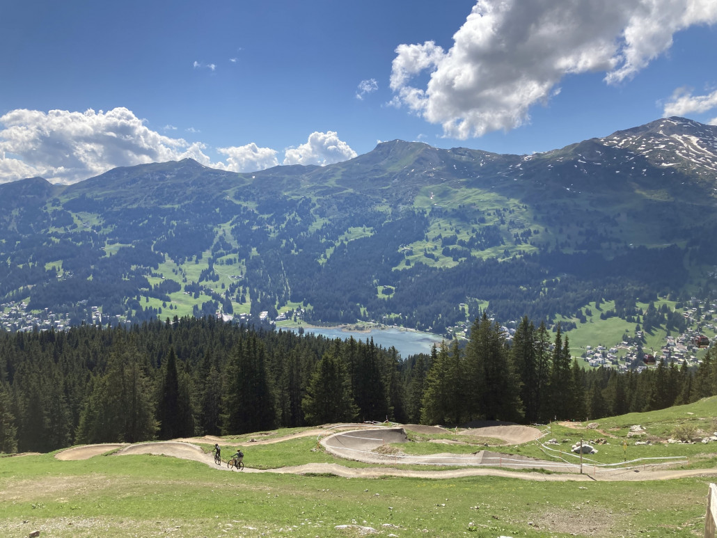 Der erste Abschnitt der roten Abfahrt wurde überarbeitet. Im weiteren Streckenverlauf gibt es wohl auch Neuerungen. Heute fuhr ich jedoch nur die blaue Abfahrt und habe diese Änderungen folglich noch nicht gesichtet.