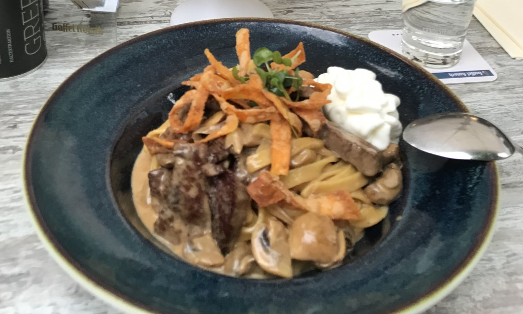 Tagliatelle mit Rindsfiletspitzen in Brühl