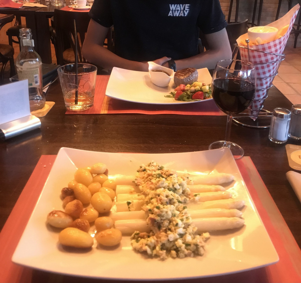 Spargeln flämischer Art für mich und ein Steak mit Rotweinsauce für den Junior