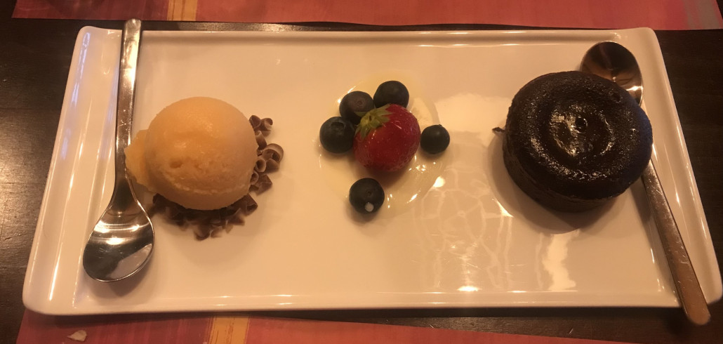 und ein Schokolade-Lavatörtchen mit Blutorangensorbet
